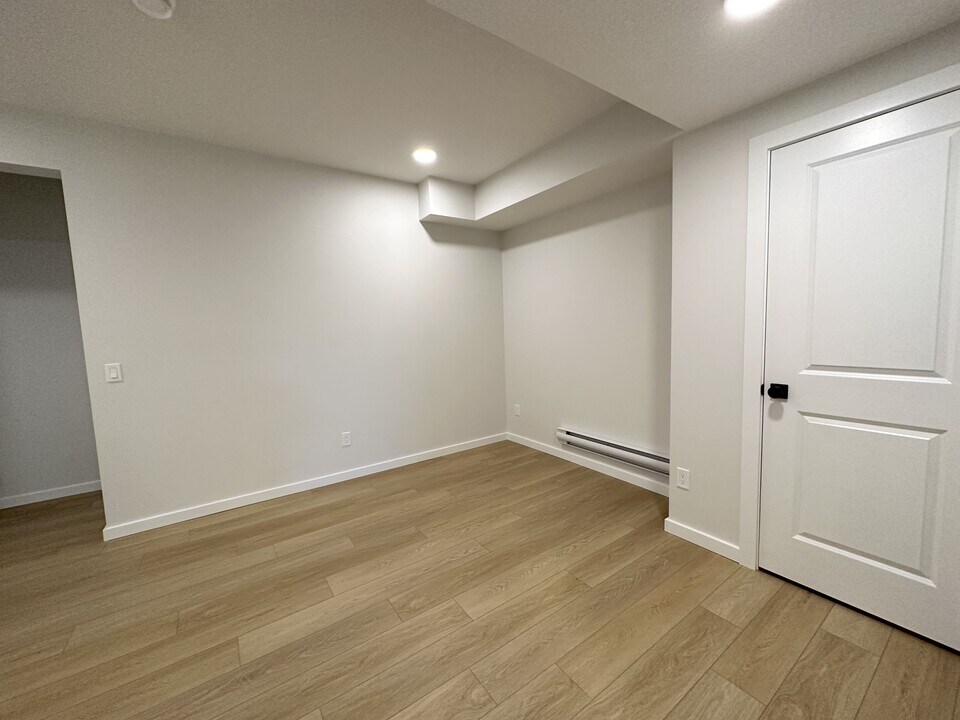 20732-20724 24 Ave NW in Edmonton, AB - Building Photo