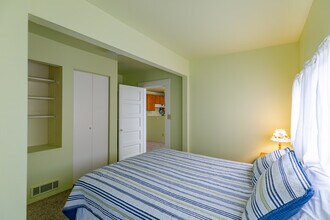 703 Q Ave Apt 4, Unit 4 in Anacortes, WA - Building Photo - Building Photo