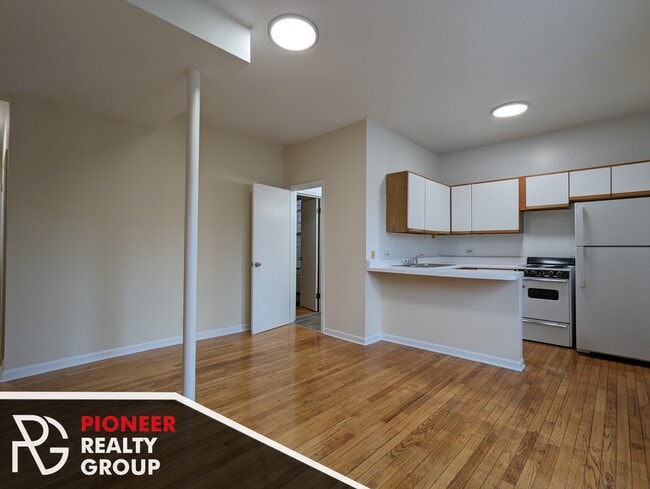 633 W Barry Ave, Unit 635-204