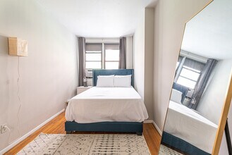 319 W 56th St in New York, NY - Building Photo - Building Photo