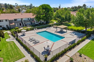Las Ventanas Apartments in Vista, CA - Foto de edificio - Building Photo
