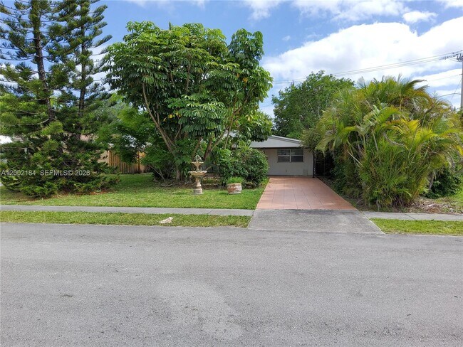 1348 NE 176th St in North Miami Beach, FL - Building Photo - Building Photo