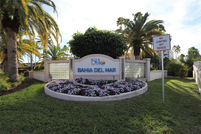6050 Bahia Del Mar Cir in St. Petersburg, FL - Building Photo - Building Photo