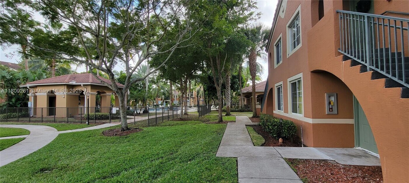 8000 N Nob Hill Rd in Tamarac, FL - Building Photo
