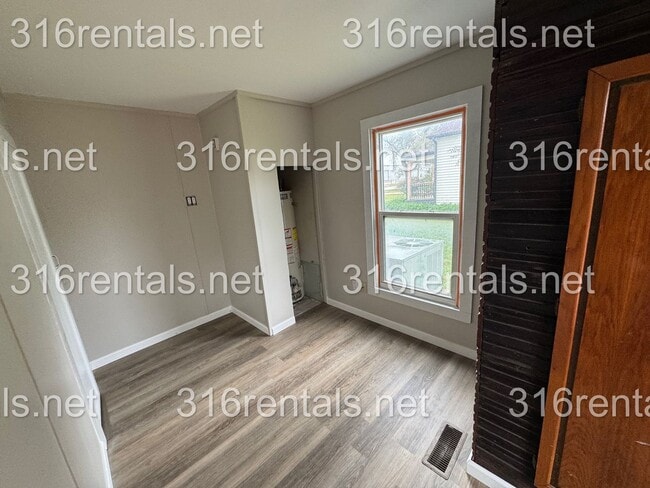 923 W 2nd St in Halstead, KS - Building Photo - Building Photo