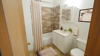 630 W Barry Ave, Unit 304 in Chicago, IL - Foto de edificio - Building Photo