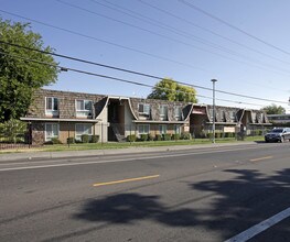 Oakcrest Apartment Homes in Sacramento, CA - Foto de edificio - Building Photo