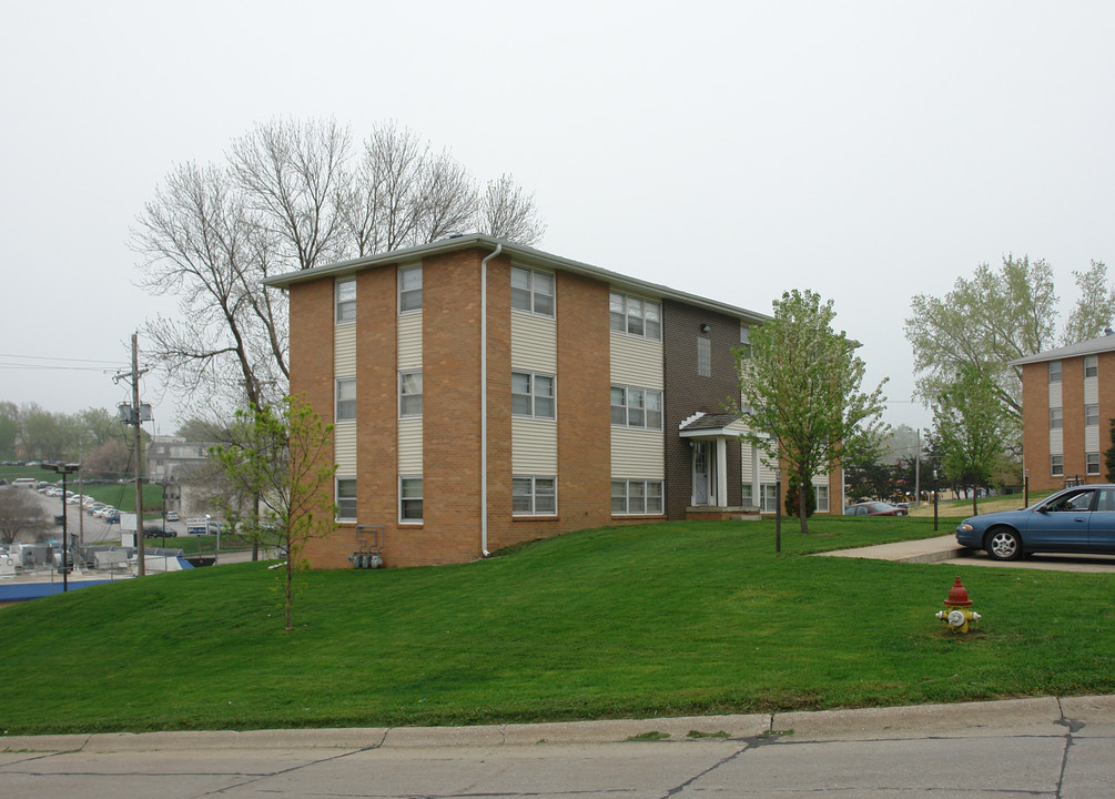 513 Wilshire Dr in Bellevue, NE - Foto de edificio