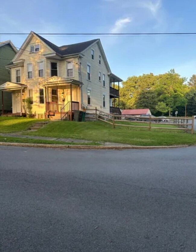229-231 S Broad St in Waynesboro, PA - Building Photo - Building Photo