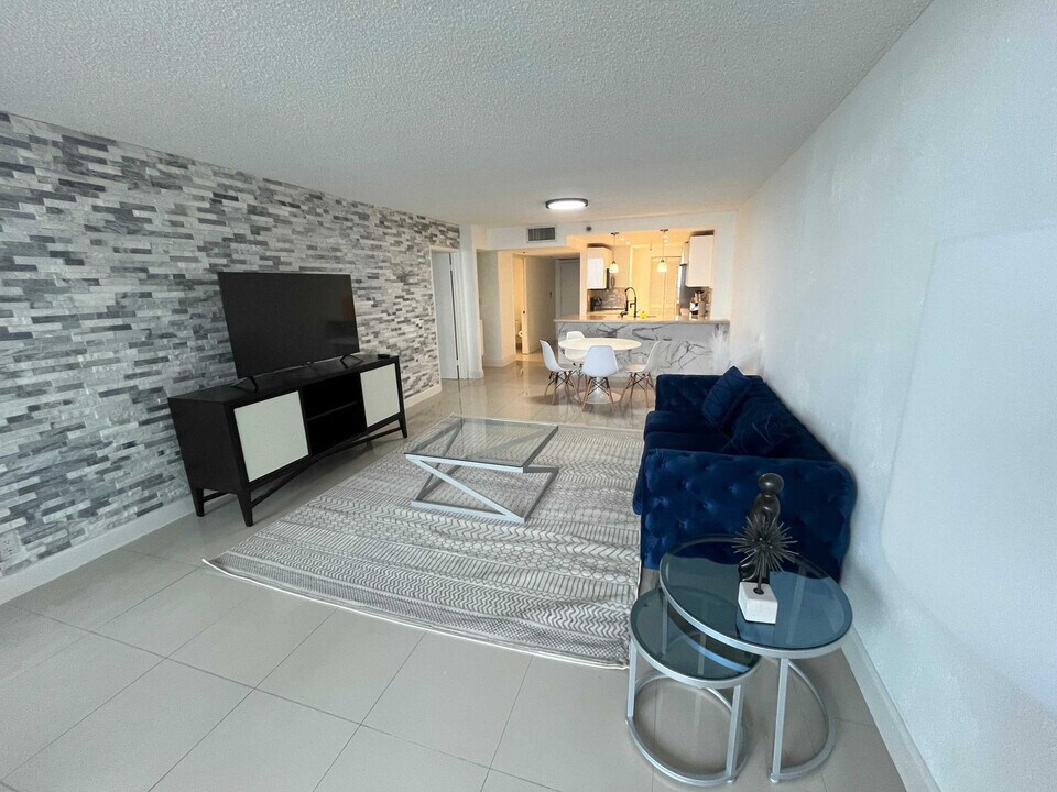 1717 N Bayshore Dr in Miami, FL - Building Photo
