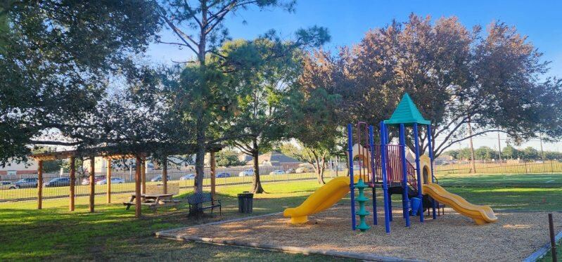 Park On Burke in Pasadena, TX - Building Photo