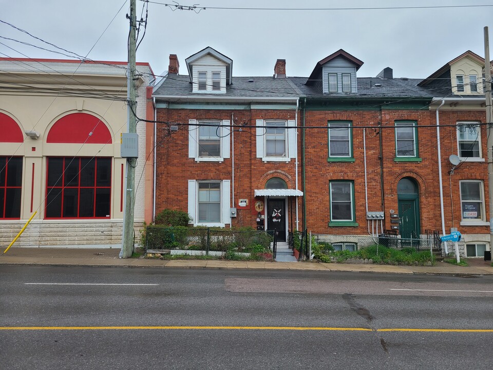 97 Queen St in Kingston, ON - Building Photo