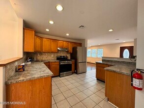 24 Hollybrook Dr in Toms River, NJ - Building Photo - Building Photo