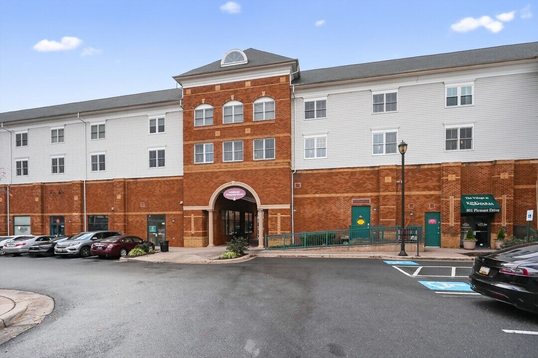 801 Pleasant Dr in Rockville, MD - Foto de edificio