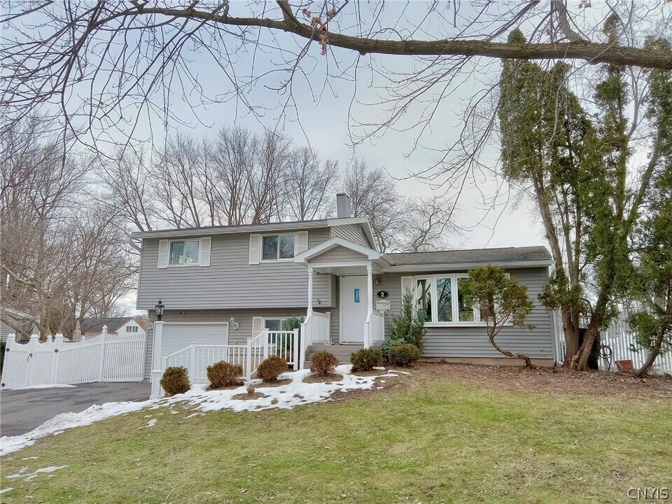 2 Ilex Ln in Liverpool, NY - Building Photo