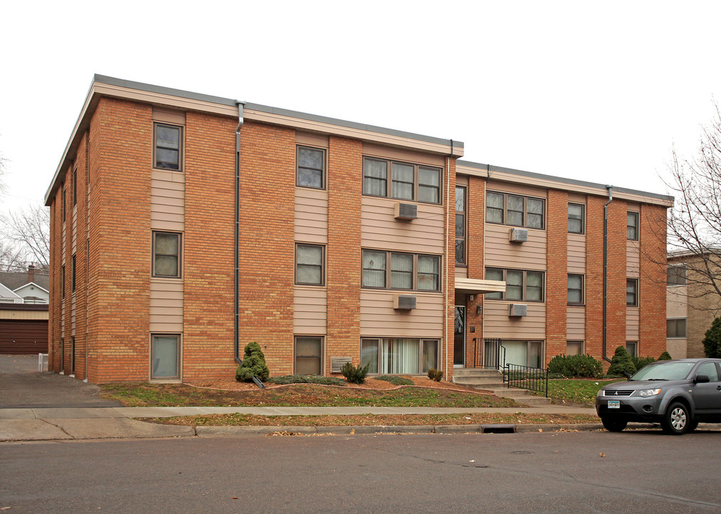 1319 Conway St in St. Paul, MN - Foto de edificio