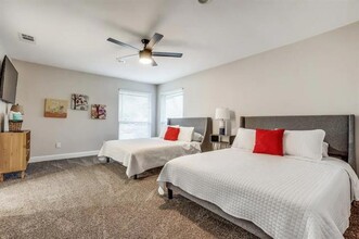 9404 Moss Farm Ln in Dallas, TX - Foto de edificio - Building Photo