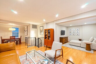 3400 39th St NW, Unit A715 in Washington, DC - Foto de edificio - Building Photo