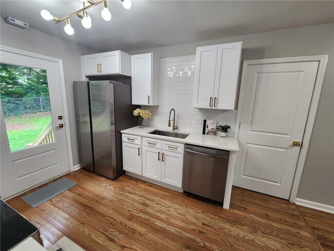 1195 Starline Dr in Smyrna, GA - Building Photo - Building Photo