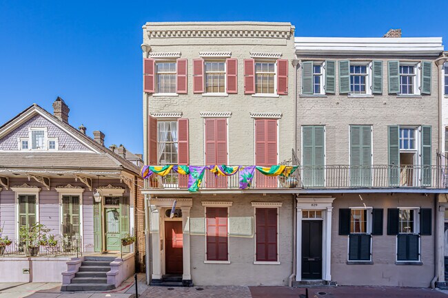 827 Burgundy St in New Orleans, LA - Foto de edificio - Building Photo