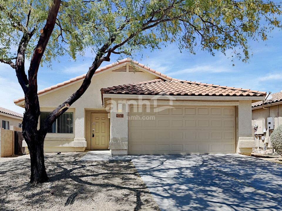 6740 W Dovewood Way in Tucson, AZ - Building Photo