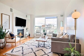 10650 NE 9th Pl, Unit 925 in Bellevue, WA - Foto de edificio - Building Photo