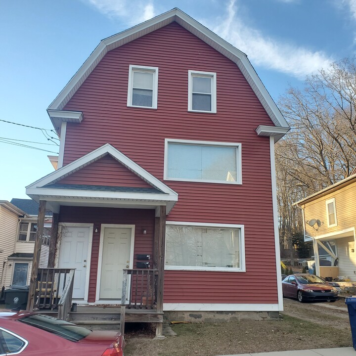 104 Walnut St, Unit 104 Walnut St, 5 Bedroom in Willimantic, CT - Foto de edificio