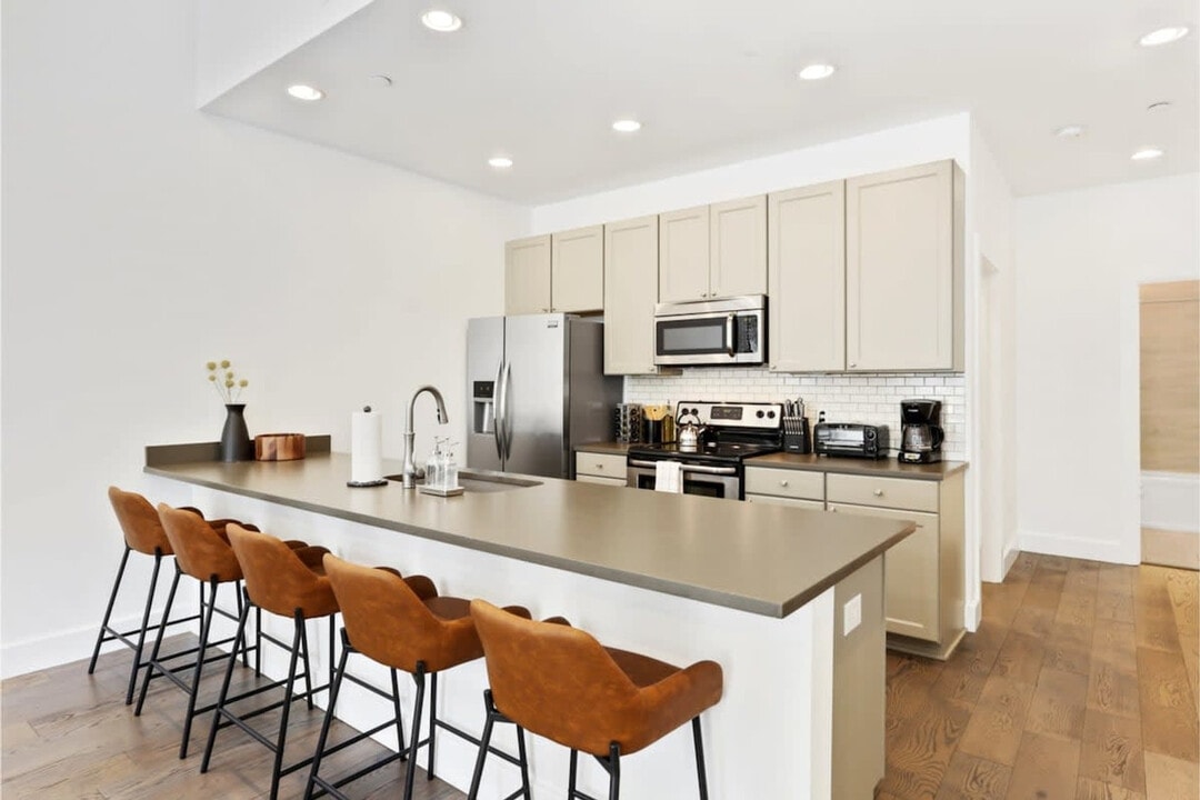 127 Carondelet St in New Orleans, LA - Building Photo