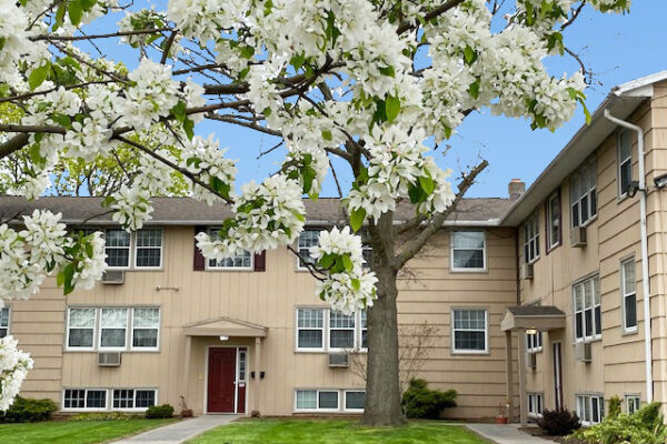 105 N Willow St in Liverpool, NY - Foto de edificio