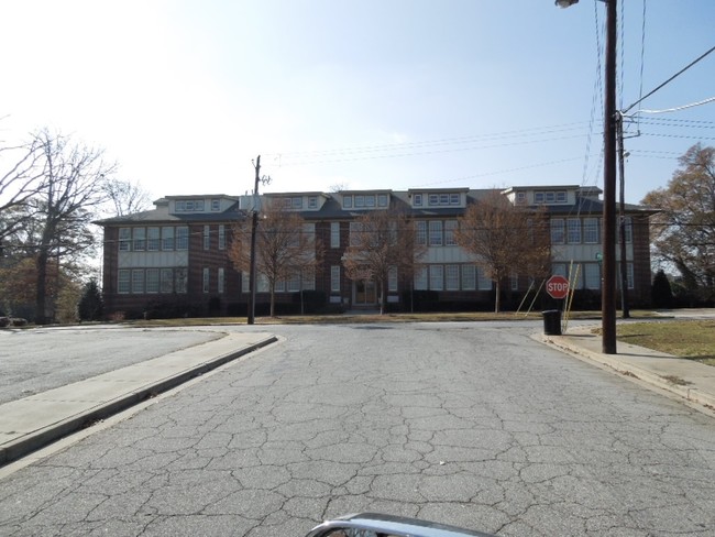 600 College St in Hapeville, GA - Building Photo - Building Photo