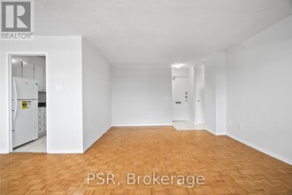 100-100 Rowena Dr in Toronto, ON - Building Photo - Building Photo