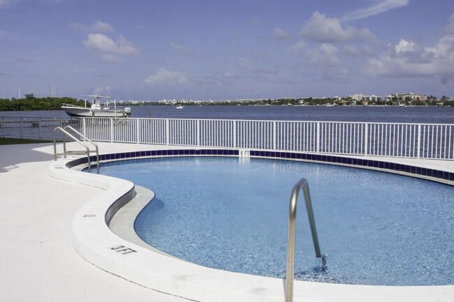 301 Croton Ave, Unit 201 in Lantana, FL - Building Photo