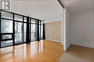 33 Charles St E in Toronto, ON - Building Photo