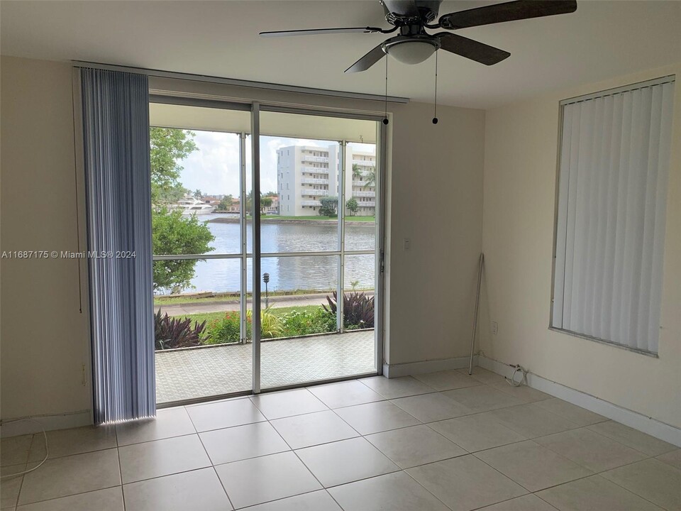 2980 Point E Dr in Aventura, FL - Building Photo