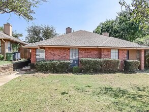 2324 Kingsford Ct in Arlington, TX - Building Photo - Building Photo