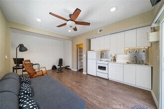 215 Monterey Dr, Unit Studio in Laguna Beach, CA - Building Photo - Building Photo