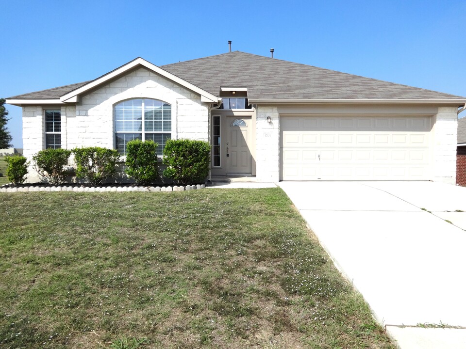 1701 Amberwood Loop in Kyle, TX - Foto de edificio