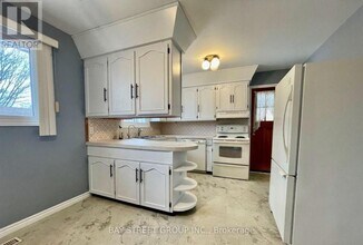 6852 Hagar Ave in Niagara Falls, ON - Building Photo - Building Photo