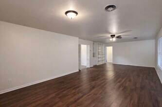 205 E Crestmont Dr in Alvin, TX - Building Photo - Building Photo