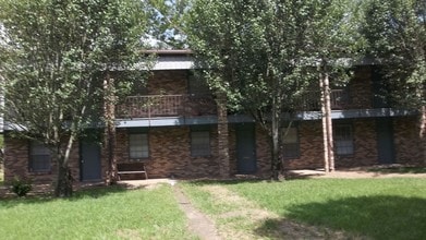 Chateau Apartments in Moss Point, MS - Building Photo - Building Photo