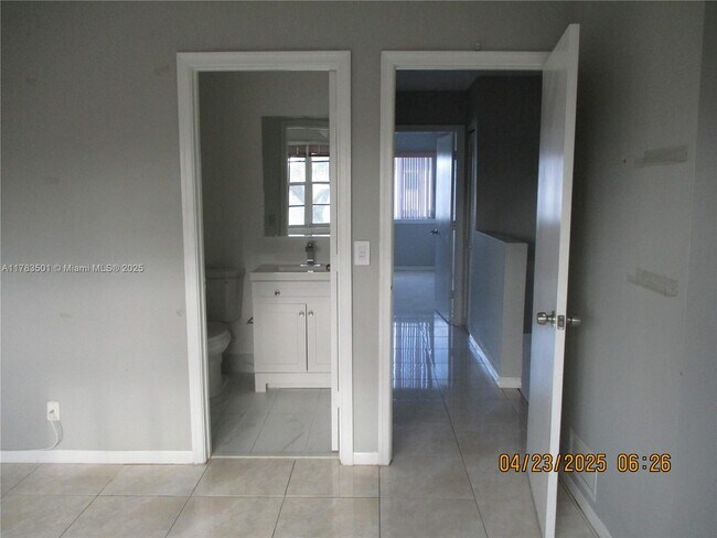 4996 SW 31st Ter in Fort Lauderdale, FL - Building Photo - Building Photo