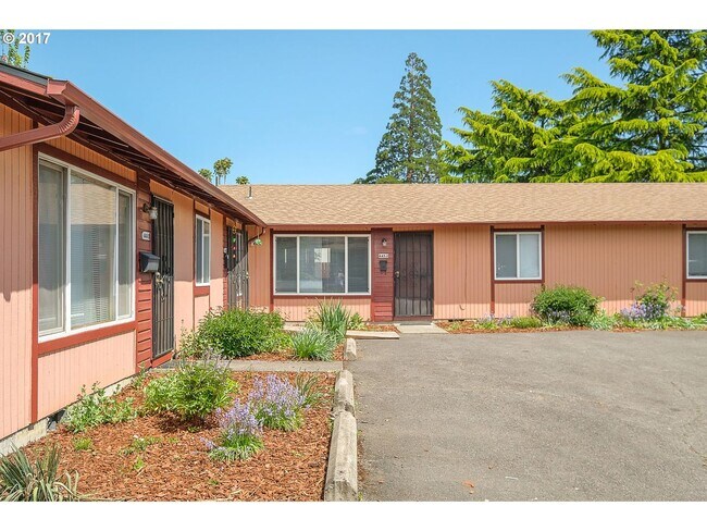 4452 SE 61st Ave in Portland, OR - Building Photo - Building Photo