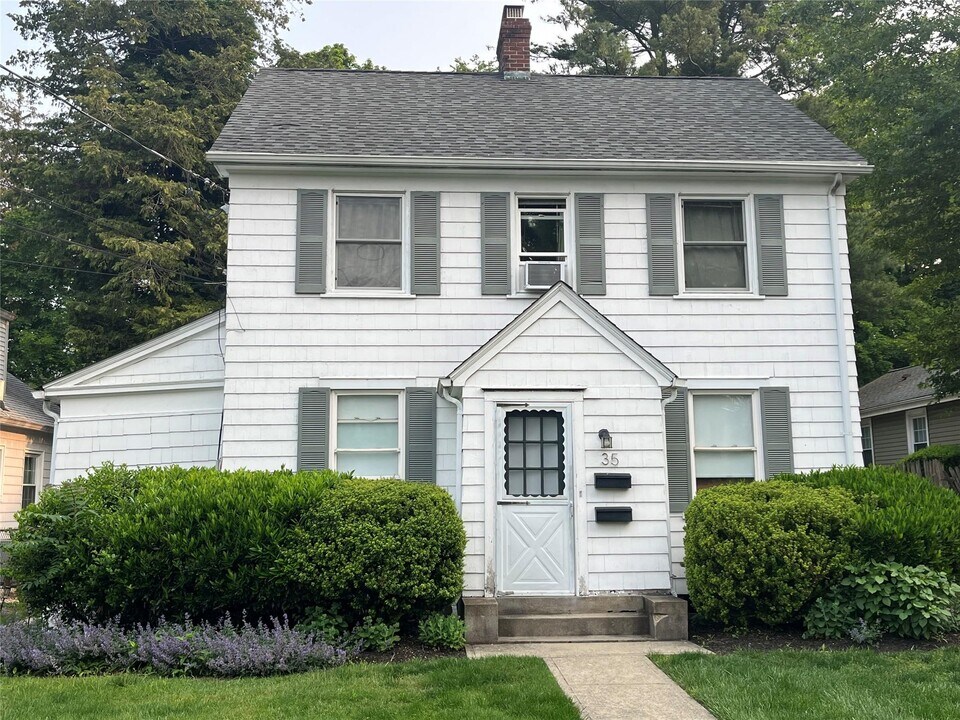35 Grandview St in Huntington, NY - Building Photo