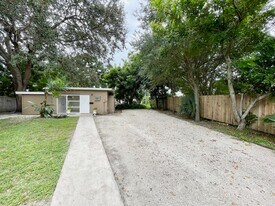 320 SW 21st St in Fort Lauderdale, FL - Building Photo