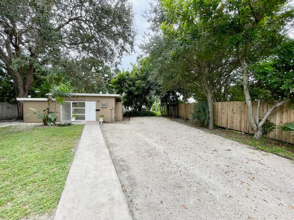 320 SW 21st St in Fort Lauderdale, FL - Building Photo