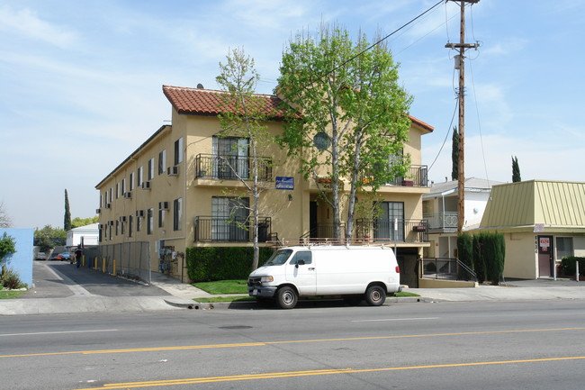 6450 Woodman Ave in Van Nuys, CA - Foto de edificio - Building Photo