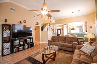 7911 Hidden Oaks Ln in Houston, TX - Building Photo - Building Photo