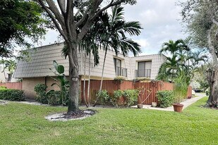 1700 Embassy Dr in West Palm Beach, FL - Building Photo