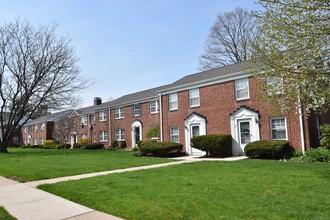 33A Arnold Way in West Hartford, CT - Building Photo - Building Photo