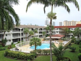 581 Blue Heron Dr in Hallandale Beach, FL - Building Photo